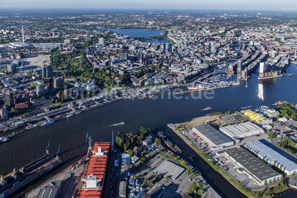 Luftbild Hamburg - Hafenanlagen, Landungsbrücken am Ufer des Flußverlaufes der der Elbe in Hamburg, Deutschland