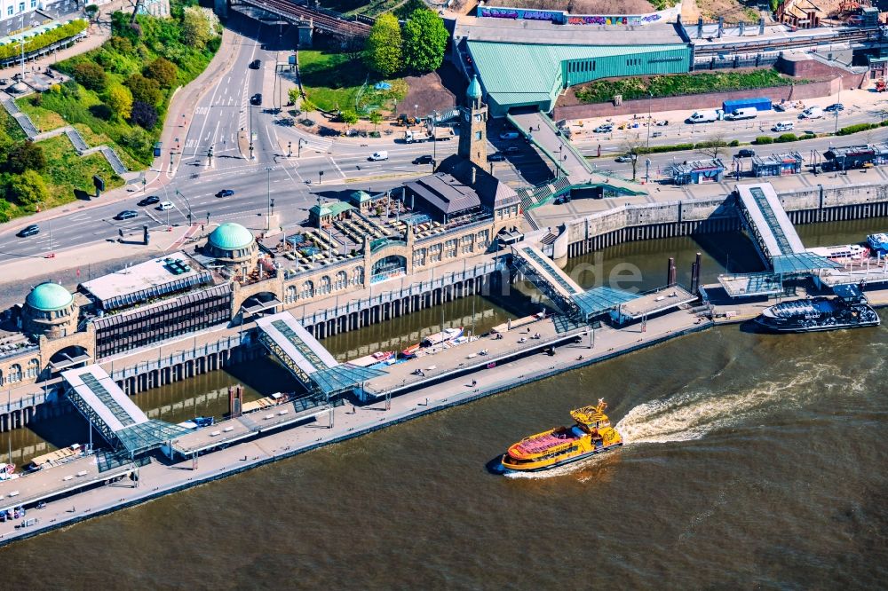 Hamburg von oben - Hafenanlagen, Landungsbrücken am Ufer des Flußverlaufes der der Elbe in Hamburg, Deutschland