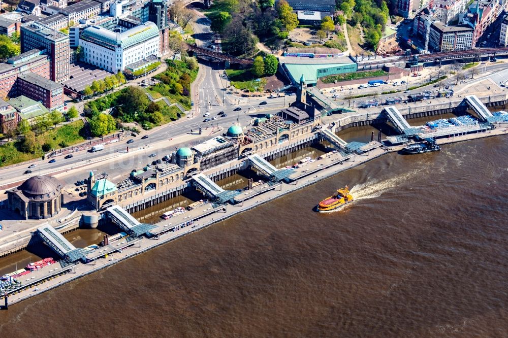 Hamburg aus der Vogelperspektive: Hafenanlagen, Landungsbrücken am Ufer des Flußverlaufes der der Elbe in Hamburg, Deutschland