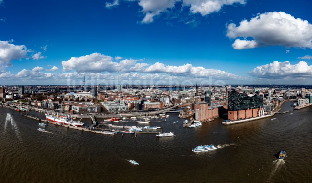 Luftbild Hamburg - Hafenanlagen, Landungsbrücken am Ufer des Flußverlaufes der der Elbe in Hamburg, Deutschland