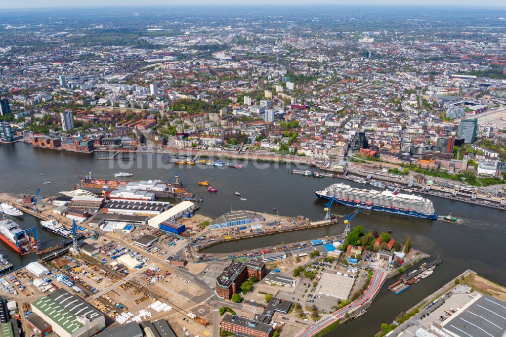 Luftbild Hamburg - Hafenanlagen, Landungsbrücken am Ufer des Flußverlaufes der der Elbe in Hamburg, Deutschland