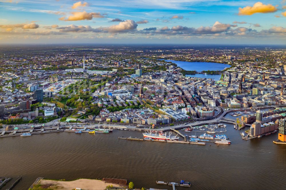 Hamburg von oben - Hafenanlagen, Landungsbrücken am Ufer des Flußverlaufes der der Elbe in Hamburg, Deutschland