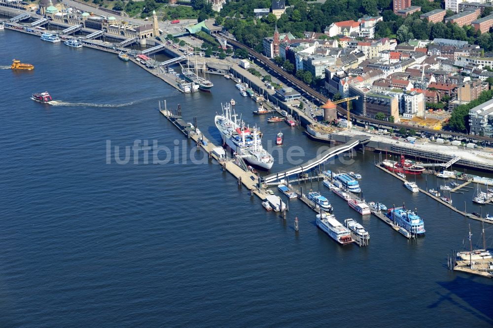 Luftaufnahme Hamburg - Hafenanlagen Landungsbrücken am Ufer des Flußverlaufes der Elbe in Hamburg