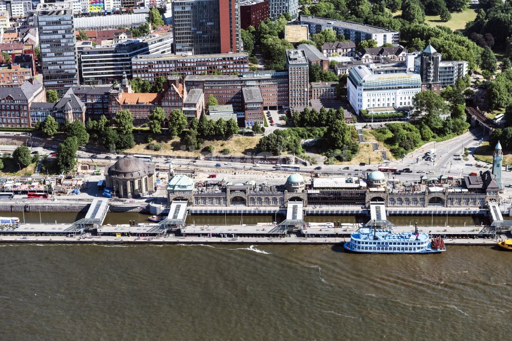 Hamburg aus der Vogelperspektive: Hafenanlagen Landungsbrücken am Ufer des Flussverlaufes der Elbe in Hamburg, Deutschland