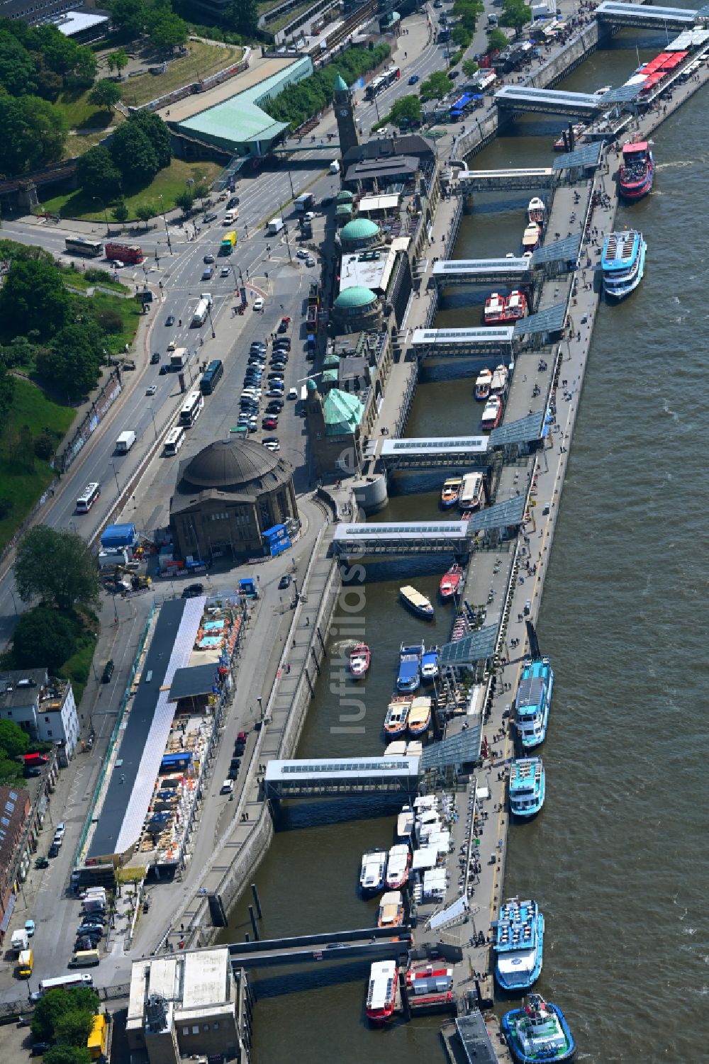 Hamburg von oben - Hafenanlagen Landungsbrücken am Ufer des Flussverlaufes der Elbe in Hamburg, Deutschland