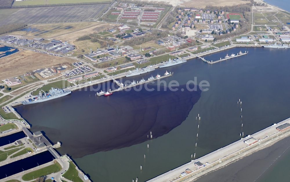 Wilhelmshaven von oben - Hafenanlagen des Marine Stützpunktes in Wilhelmshaven im Bundesland Niedersachsen, Deutschland