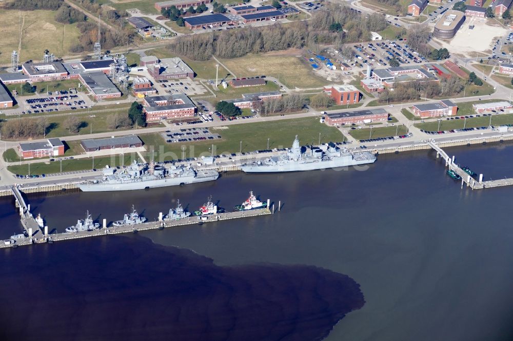 Wilhelmshaven aus der Vogelperspektive: Hafenanlagen des Marine Stützpunktes in Wilhelmshaven im Bundesland Niedersachsen, Deutschland