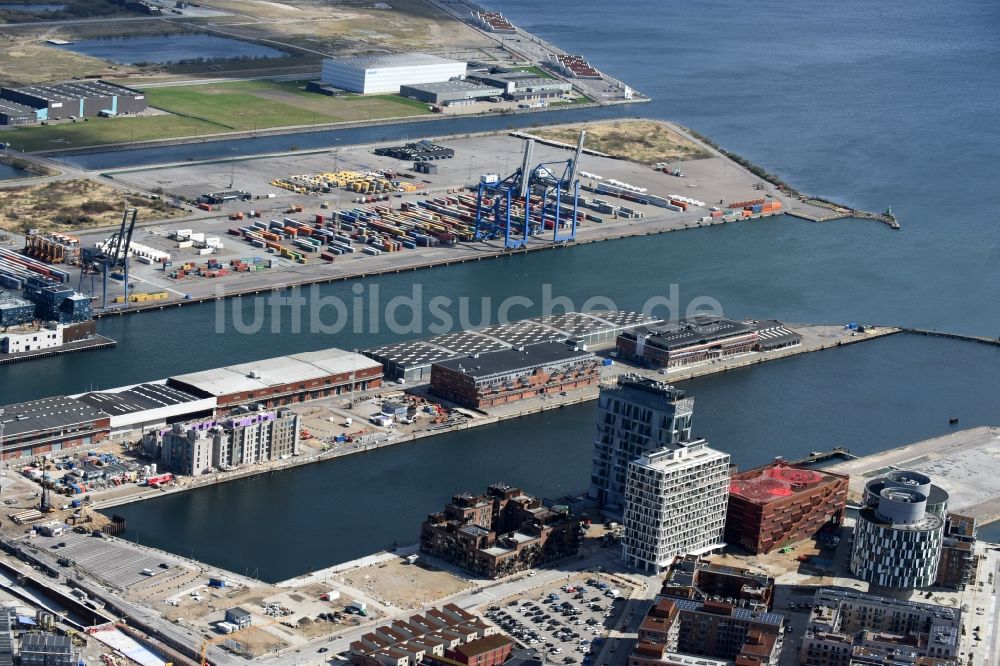 Luftbild Kopenhagen - Hafenanlagen an der Meeres- Küste der Arhusgadekvarter - Nordhavn-Bassin im Ortsteil Nordhavn in Kopenhagen in Region Hovedstaden, Dänemark