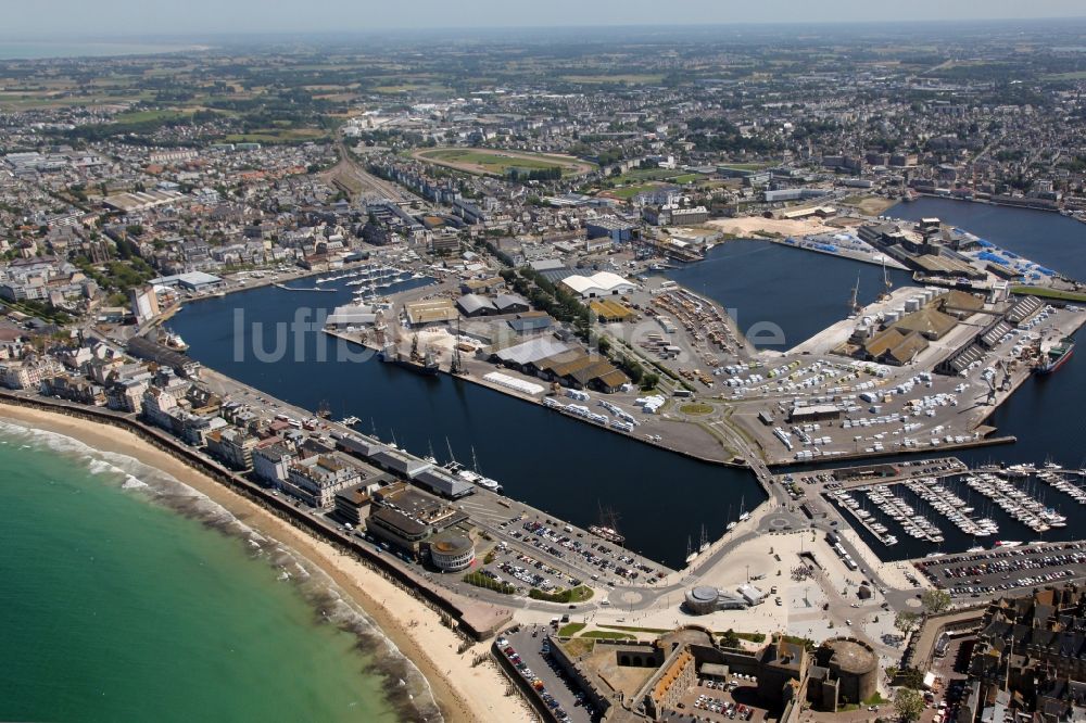 Luftbild Saint-Malo - Hafenanlagen an der Meeres- Küste der bretonischen Nordküste in Saint-Malo in Bretagne, Frankreich