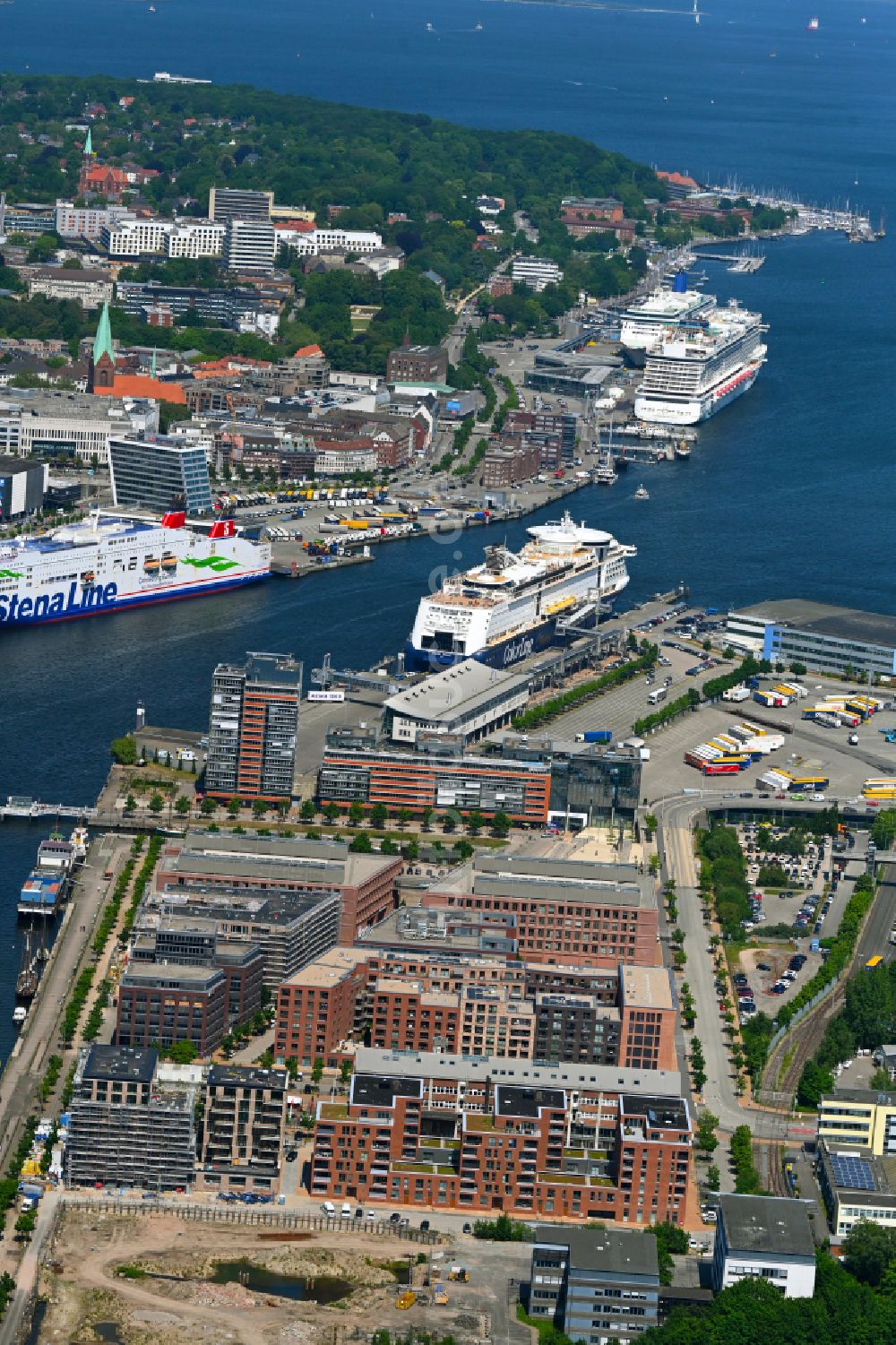 Kiel von oben - Hafenanlagen an der Meeres- Küste mit Cruise Terminal Ostseekai Kiel und Schifffahrts- Museum in Kiel im Bundesland Schleswig-Holstein, Deutschland