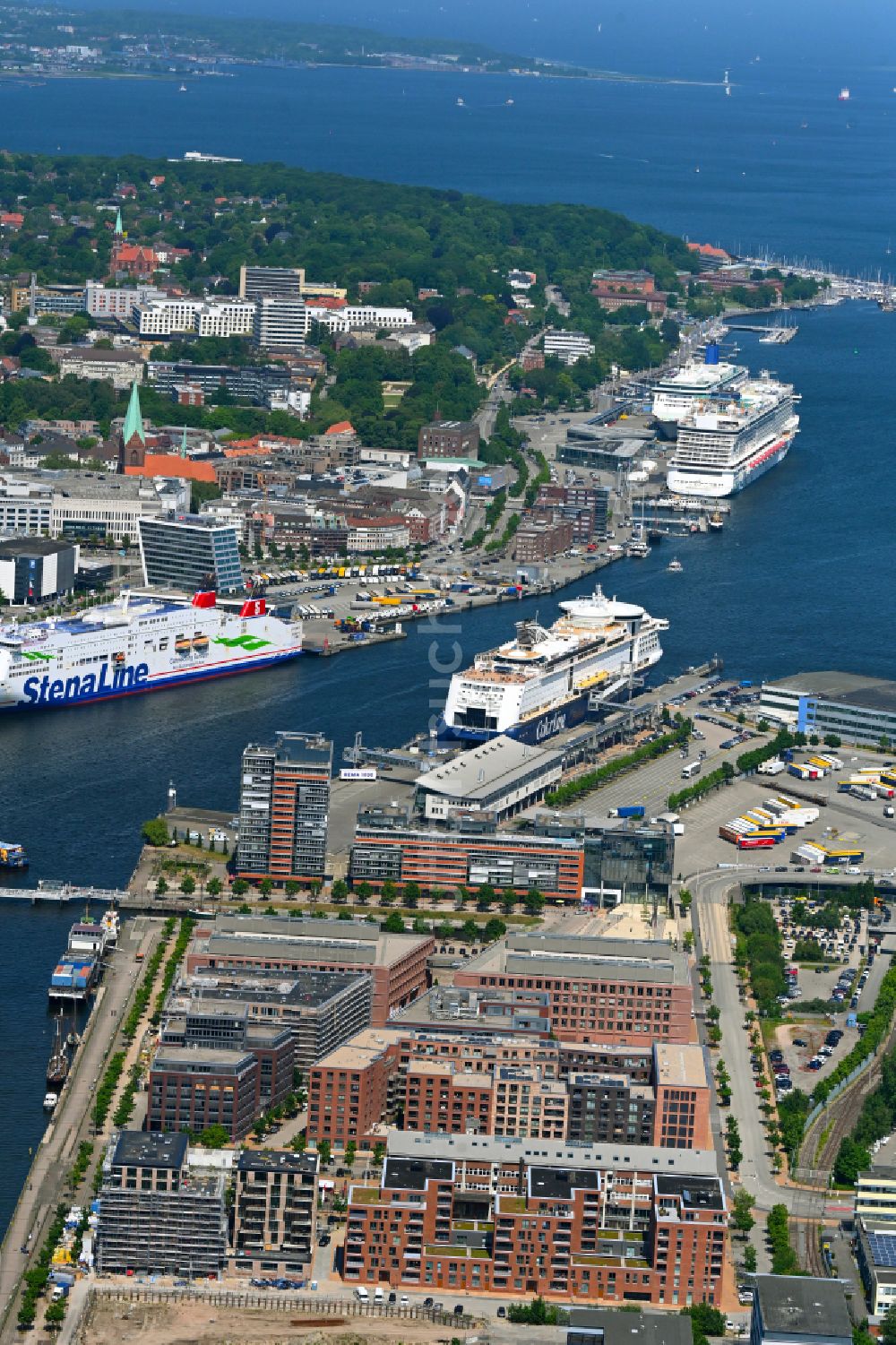 Kiel aus der Vogelperspektive: Hafenanlagen an der Meeres- Küste mit Cruise Terminal Ostseekai Kiel und Schifffahrts- Museum in Kiel im Bundesland Schleswig-Holstein, Deutschland