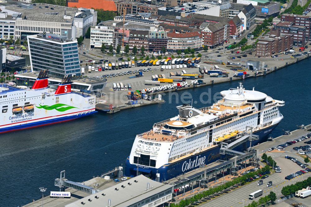 Luftbild Kiel - Hafenanlagen an der Meeres- Küste mit Cruise Terminal Ostseekai Kiel und Schifffahrts- Museum in Kiel im Bundesland Schleswig-Holstein, Deutschland