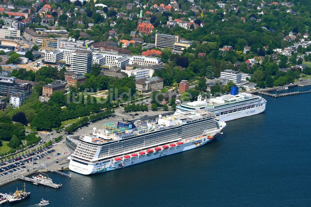 Luftaufnahme Kiel - Hafenanlagen an der Meeres- Küste mit Cruise Terminal Ostseekai Kiel und Schifffahrts- Museum in Kiel im Bundesland Schleswig-Holstein, Deutschland