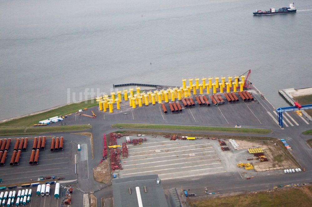 Luftaufnahme Cuxhaven - Hafenanlagen an der Meeres- Küste der Cuxport GmbH für Offshore Windkraftanlagen in Cuxhaven im Bundesland Niedersachsen