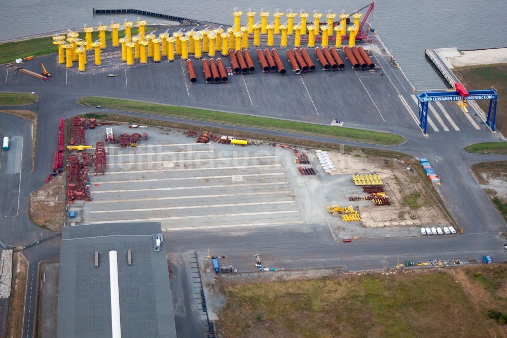 Cuxhaven von oben - Hafenanlagen an der Meeres- Küste der Cuxport GmbH für Offshore Windkraftanlagen in Cuxhaven im Bundesland Niedersachsen