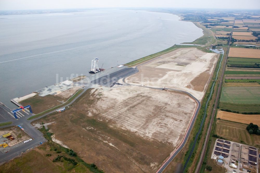 Cuxhaven aus der Vogelperspektive: Hafenanlagen an der Meeres- Küste der Cuxport GmbH für Offshore Windkraftanlagen in Cuxhaven im Bundesland Niedersachsen