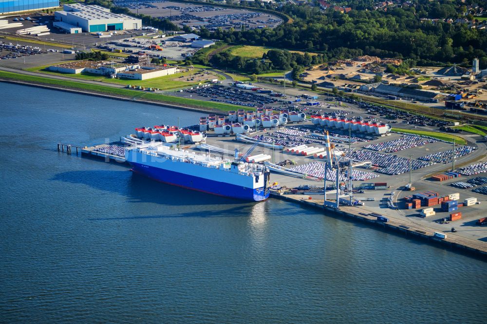 Cuxhaven aus der Vogelperspektive: Hafenanlagen an der Meeres- Küste der Cuxport GmbH für Offshore Windkraftanlagen in Cuxhaven im Bundesland Niedersachsen