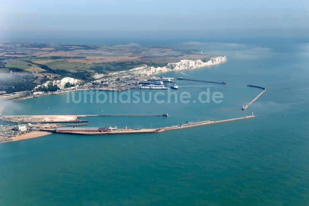 Dover aus der Vogelperspektive: Hafenanlagen an der Meeres- Küste in Dover, Vereinigtes Königreich