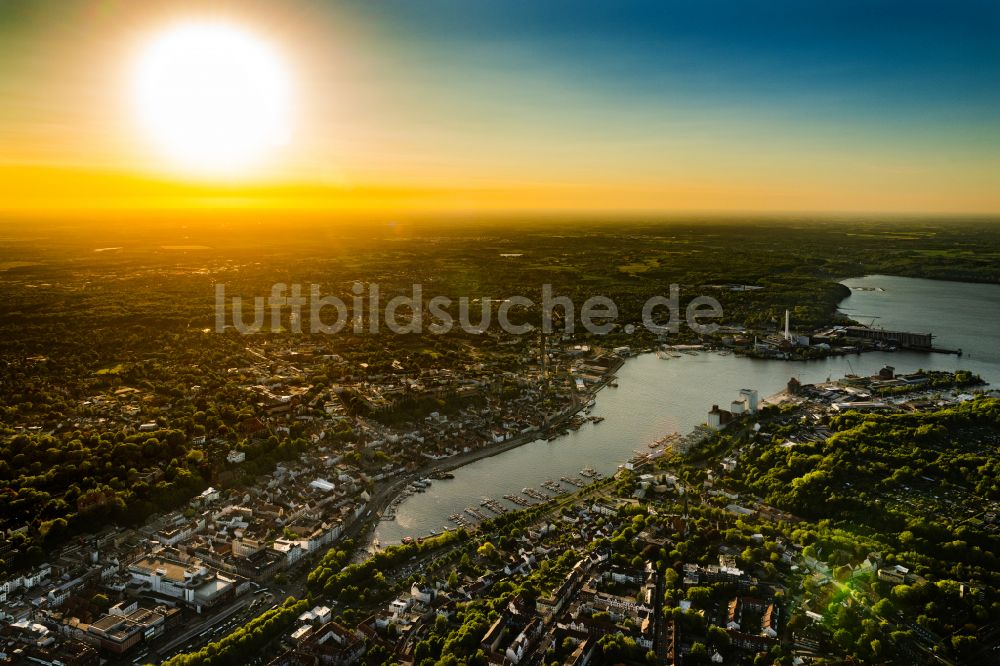 Flensburg von oben - Hafenanlagen an der Meeres- Küste der Flensburger Förde mit Kraftwerk und Yachthafen im Sonnenuntergang in der Galwik in Flensburg im Bundesland Schleswig-Holstein, Deutschland