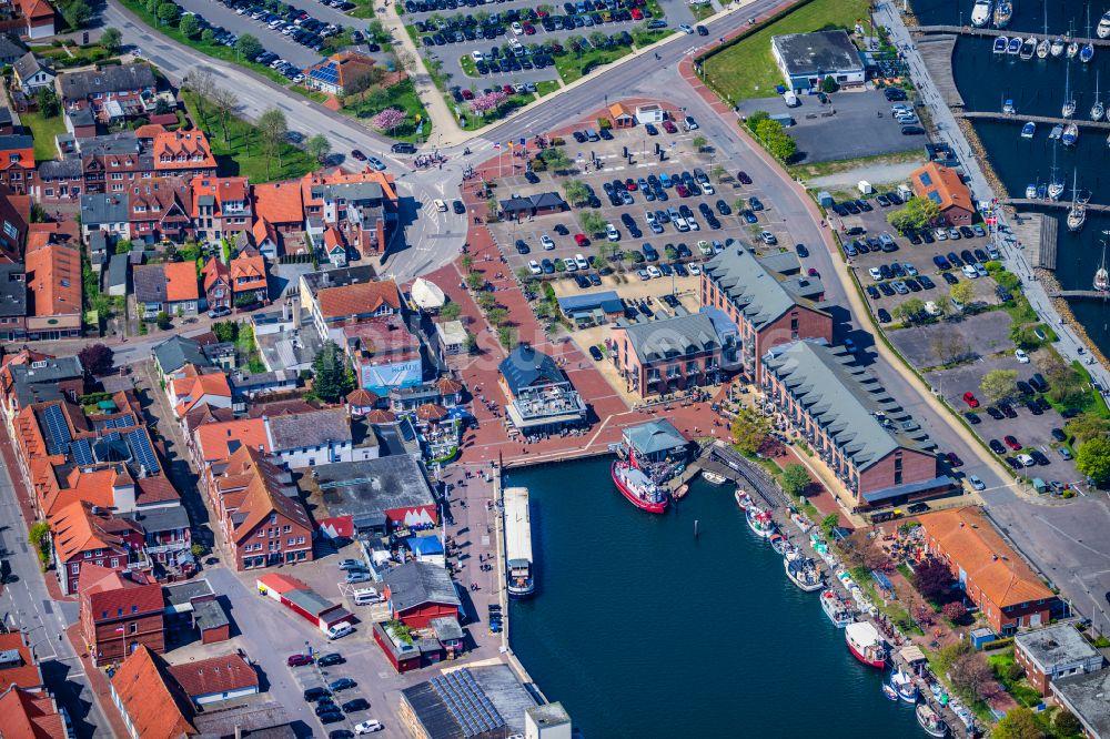 Heiligenhafen aus der Vogelperspektive: Hafenanlagen an der Meeres- Küste in Heiligenhafen im Bundesland Schleswig-Holstein, Deutschland