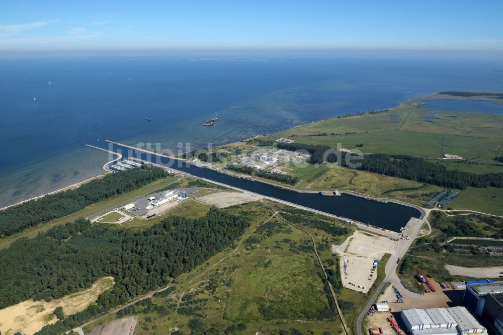 Lubmin aus der Vogelperspektive: Hafenanlagen an der Meeres- Küste des Industriehafens in Lubmin im Bundesland Mecklenburg-Vorpommern, Deutschland