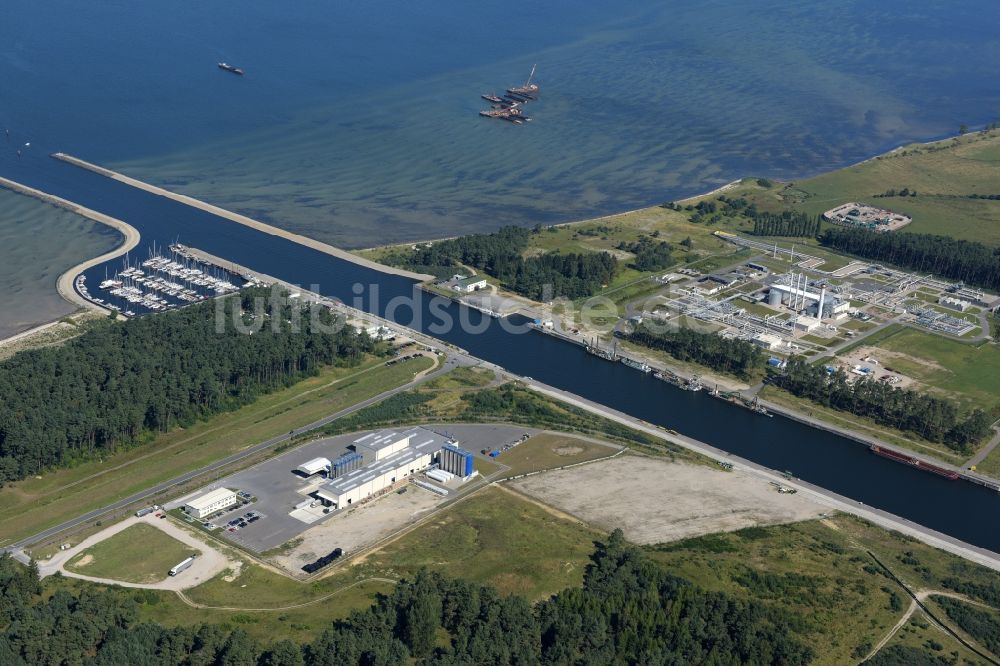 Luftbild Lubmin - Hafenanlagen an der Meeres- Küste des Industriehafens in Lubmin im Bundesland Mecklenburg-Vorpommern, Deutschland