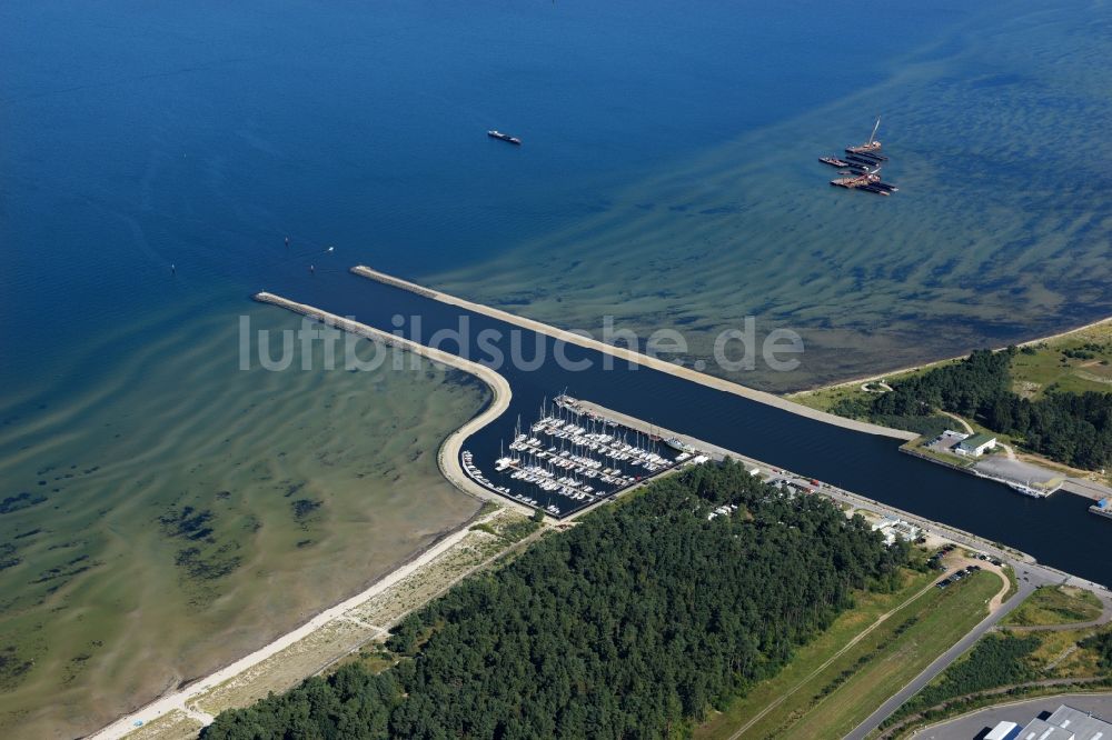 Luftaufnahme Lubmin - Hafenanlagen an der Meeres- Küste des Industriehafens in Lubmin im Bundesland Mecklenburg-Vorpommern, Deutschland