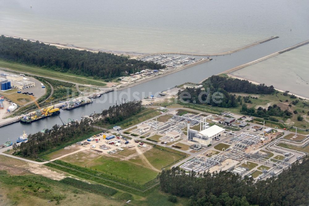 Luftaufnahme Lubmin - Hafenanlagen an der Meeres- Küste des Industriehafens in Lubmin im Bundesland Mecklenburg-Vorpommern, Deutschland