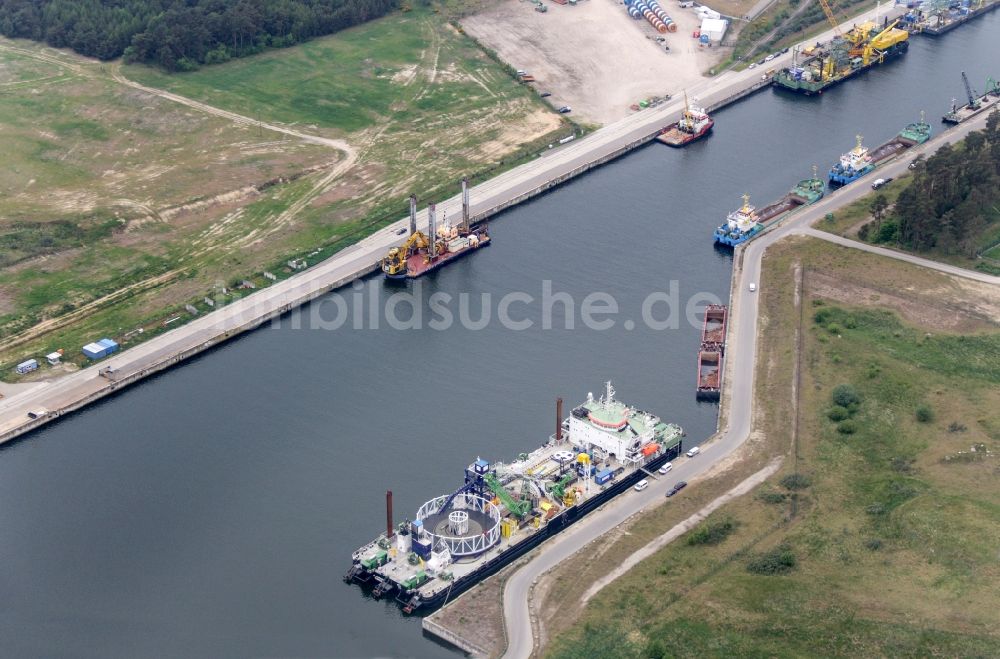 Lubmin von oben - Hafenanlagen an der Meeres- Küste des Industriehafens in Lubmin im Bundesland Mecklenburg-Vorpommern, Deutschland