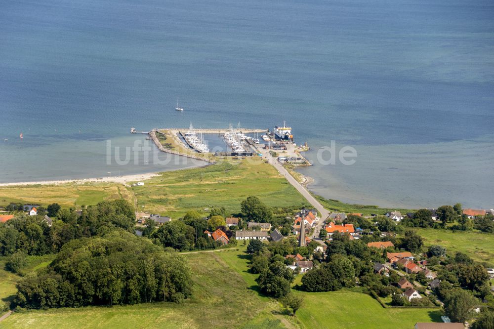 Endelave By aus der Vogelperspektive: Hafenanlagen an der Meeres- Küste der Insel Endelave in Endelave By in, Dänemark