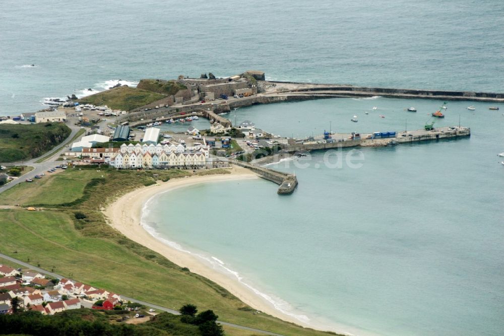 Luftaufnahme Aldernay - Hafenanlagen an der Meeres- Küste der Kanalinsel Aldernay in Aurigny, Guernsey