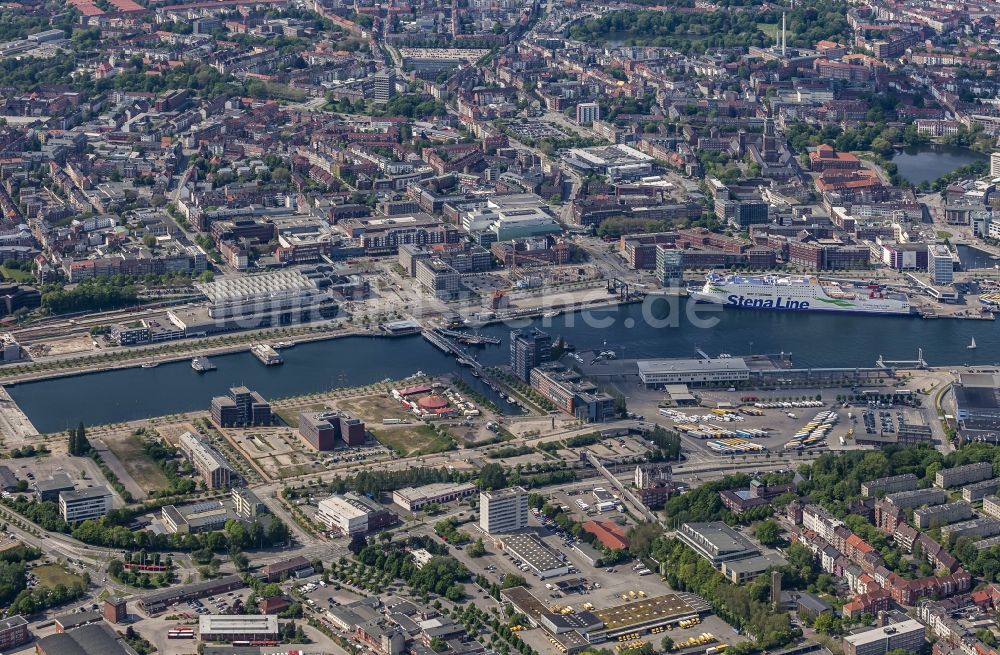 Luftaufnahme Kiel - Hafenanlagen an der Meeres- Küste der Kieler Förde in Kiel im Bundesland Schleswig-Holstein, Deutschland