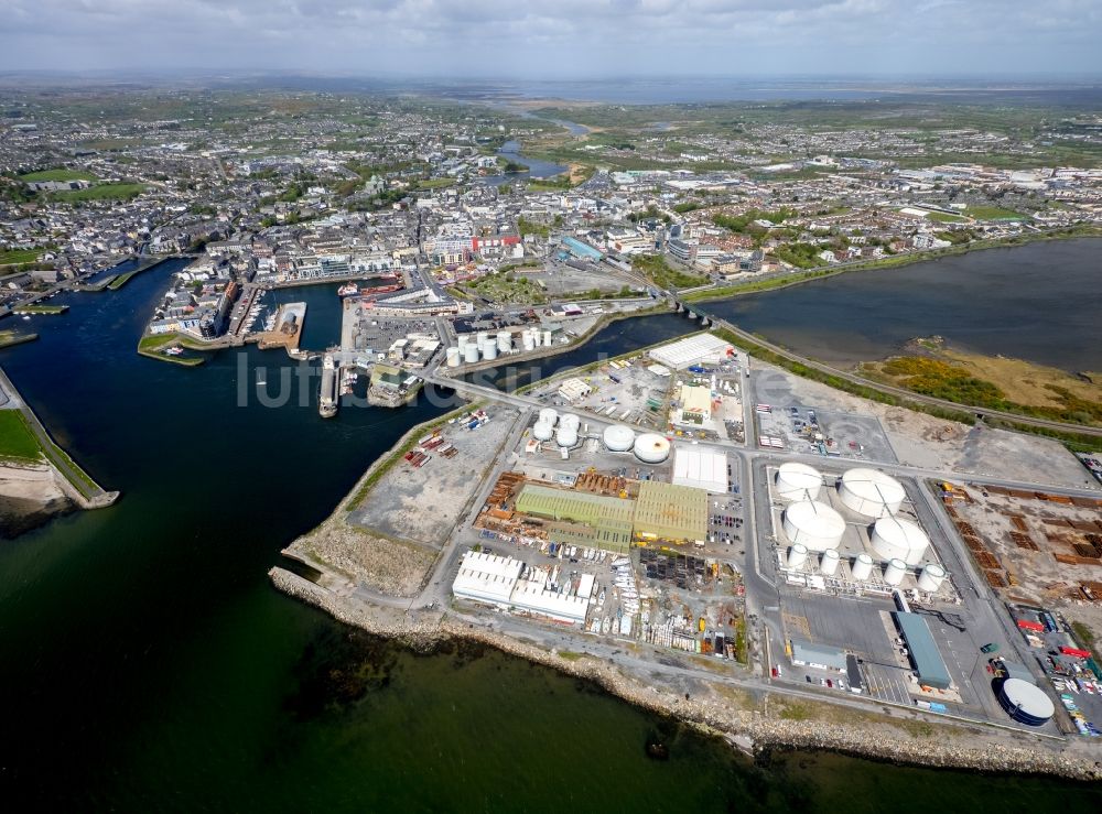 Galway aus der Vogelperspektive: Hafenanlagen an der Meeres- Küste der Nordatlantischer Ozean in Galway in Galway, Irland