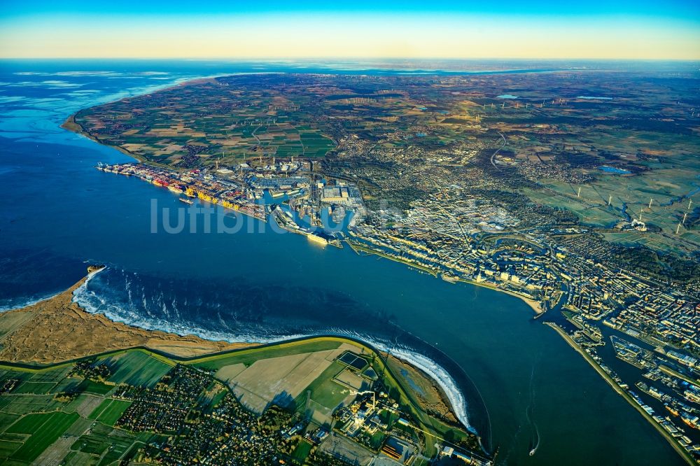 Bremerhaven aus der Vogelperspektive: Hafenanlagen an der Meeres- Küste der Nordsee in Bremerhaven im Bundesland Bremen, Deutschland