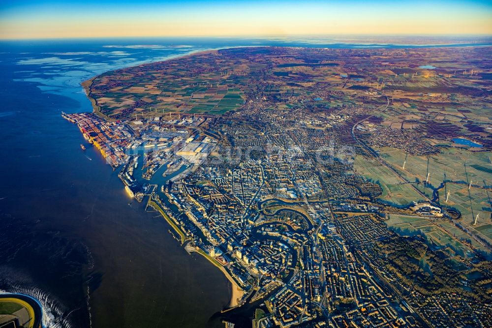 Bremerhaven aus der Vogelperspektive: Hafenanlagen an der Meeres- Küste der Nordsee in Bremerhaven im Bundesland Bremen, Deutschland