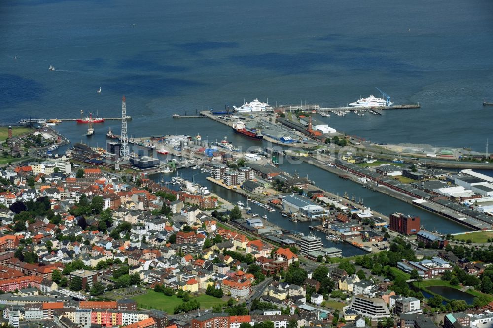 Luftaufnahme Cuxhaven - Hafenanlagen an der Meeres- Küste der Nordsee in Cuxhaven im Bundesland Niedersachsen, Deutschland