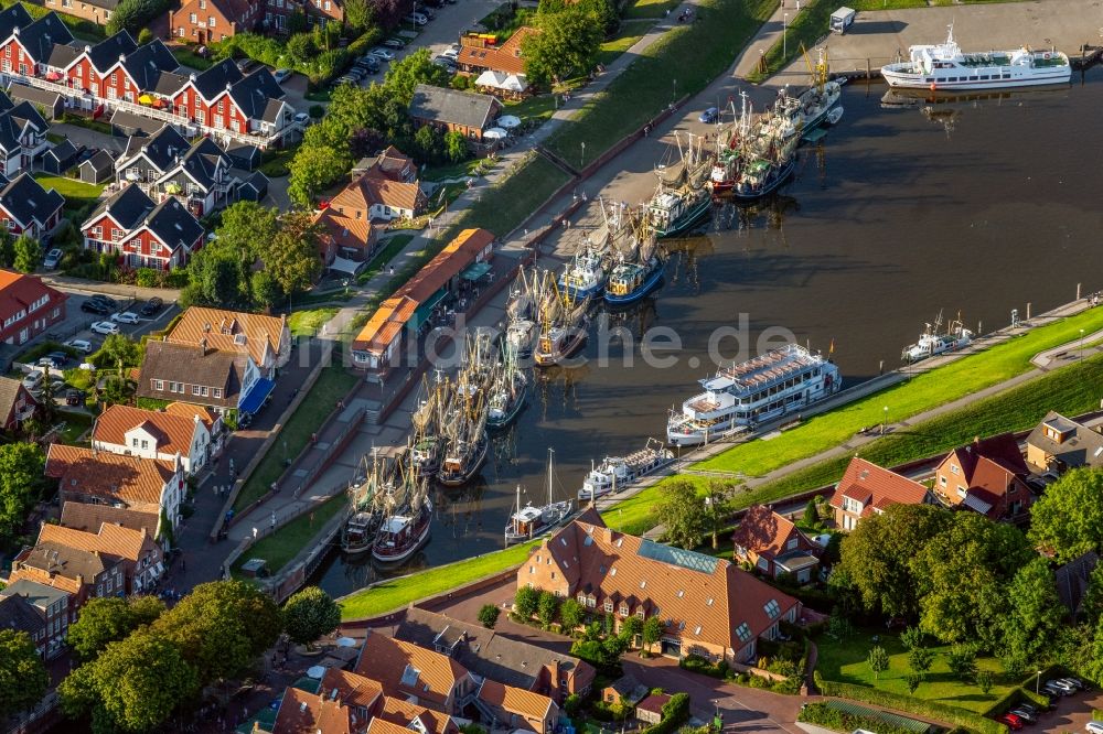 Luftaufnahme Greetsiel - Hafenanlagen an der Meeres- Küste der Nordsee in Greetsiel im Bundesland Niedersachsen, Deutschland