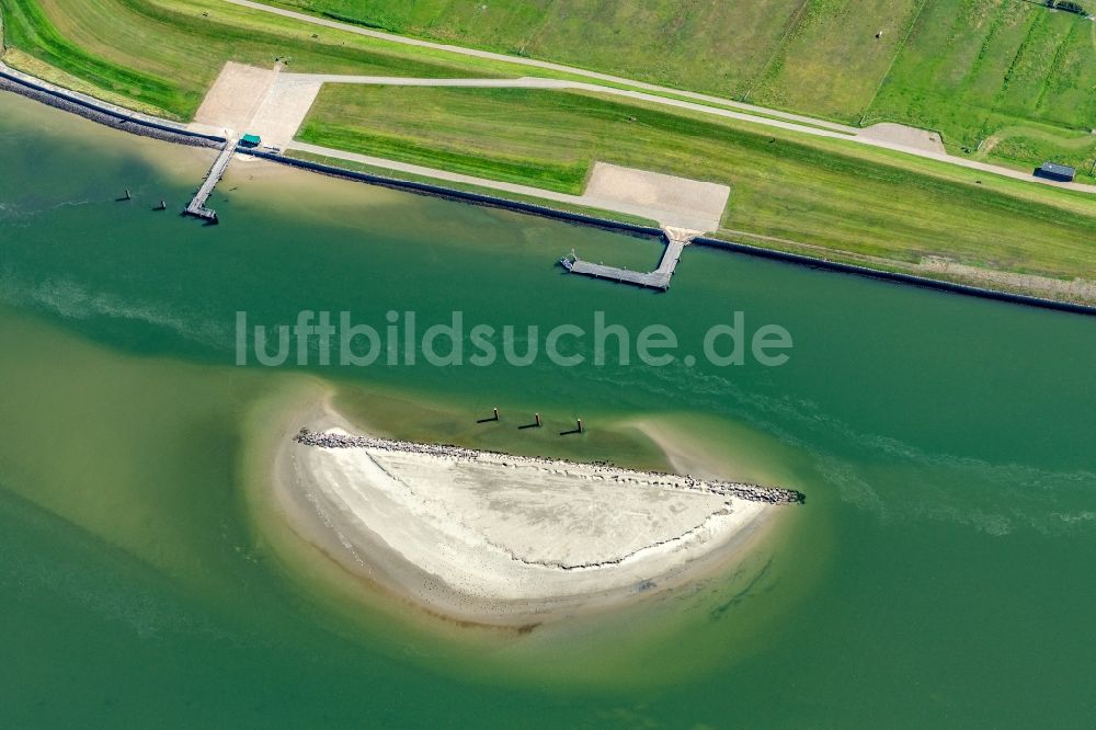 Neuwerk aus der Vogelperspektive: Hafenanlagen an der Meeres- Küste der Nordsee auf der Insel Neuwerk im Bundesland Niedersachsen, Deutschland