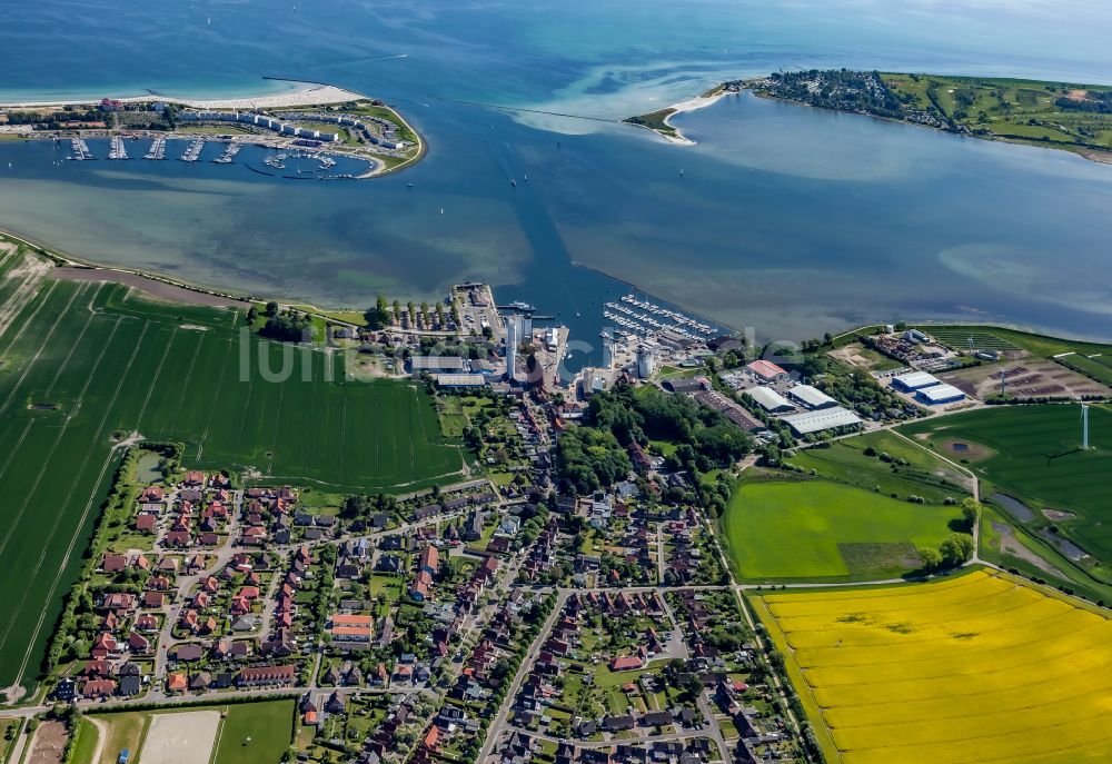 Luftaufnahme Fehmarn - Hafenanlagen an der Meeres- Küste der Ostsee in Burgstaaken in Fehmarn im Bundesland Schleswig-Holstein, Deutschland