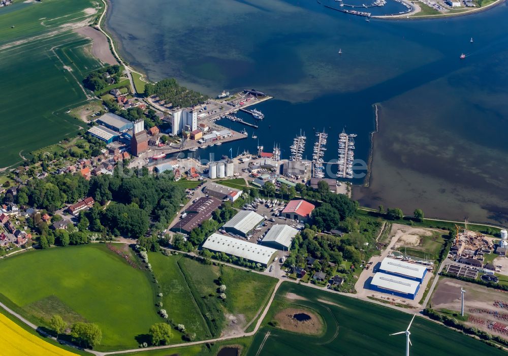 Luftaufnahme Fehmarn - Hafenanlagen an der Meeres- Küste der Ostsee in Burgstaaken in Fehmarn im Bundesland Schleswig-Holstein, Deutschland