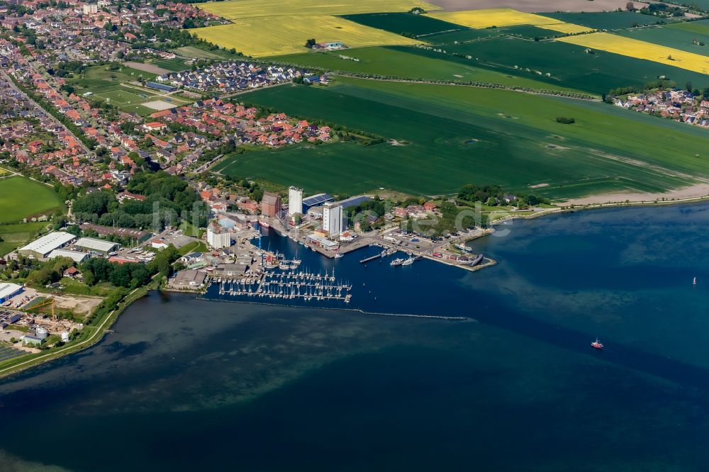 Fehmarn von oben - Hafenanlagen an der Meeres- Küste der Ostsee in Burgstaaken in Fehmarn im Bundesland Schleswig-Holstein, Deutschland