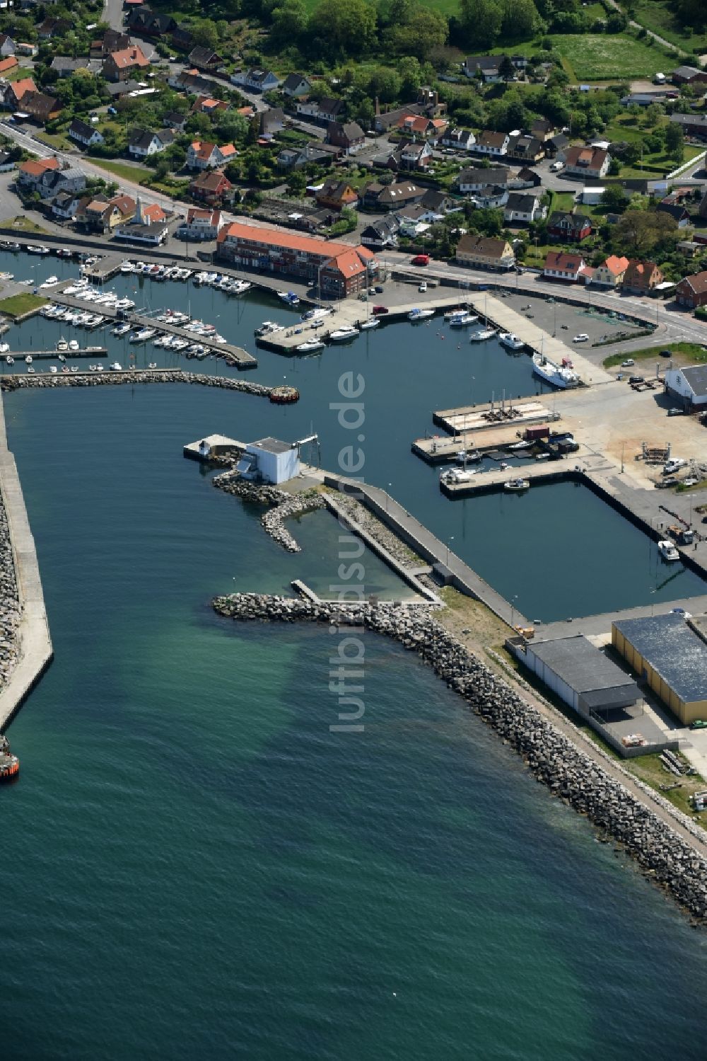 Luftaufnahme Allinge - Hafenanlagen an der Meeres- Küste der Ostsee auf der Insel Bornholm in Allinge in Region Hovedstaden, Dänemark