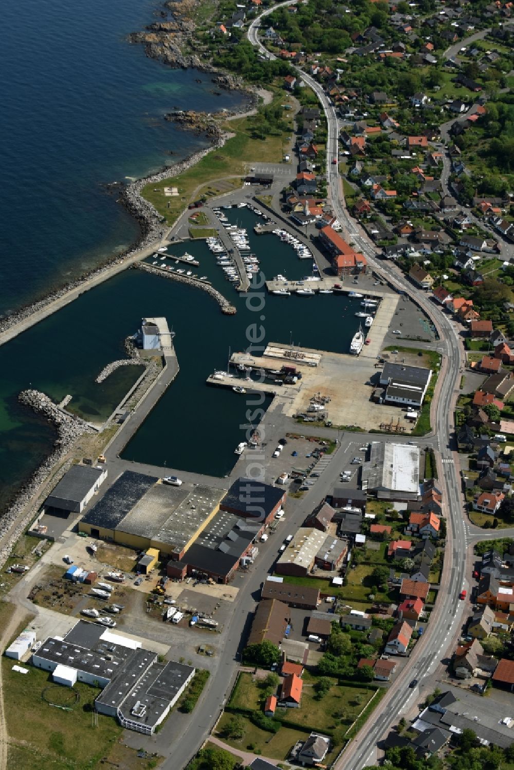 Luftaufnahme Allinge - Hafenanlagen an der Meeres- Küste der Ostsee auf der Insel Bornholm in Allinge in Region Hovedstaden, Dänemark