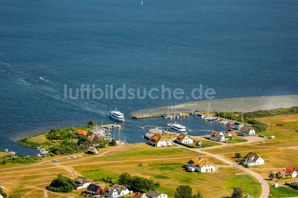 Insel Hiddensee von oben - Hafenanlagen an der Meeres- Küste der Ostsee im Ortsteil Neuendorf in Insel Hiddensee im Bundesland Mecklenburg-Vorpommern