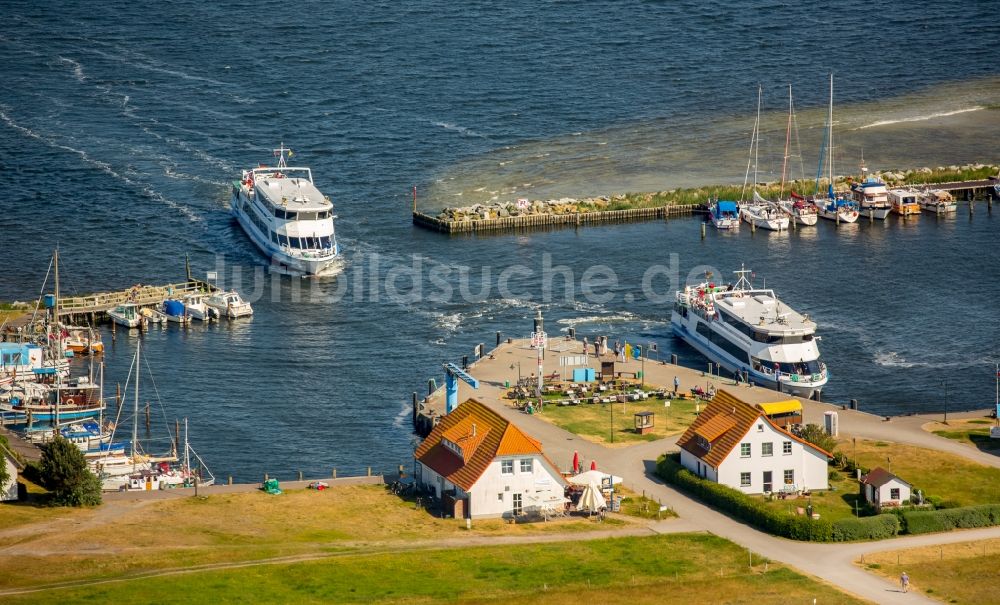 Insel Hiddensee aus der Vogelperspektive: Hafenanlagen an der Meeres- Küste der Ostsee im Ortsteil Neuendorf in Insel Hiddensee im Bundesland Mecklenburg-Vorpommern