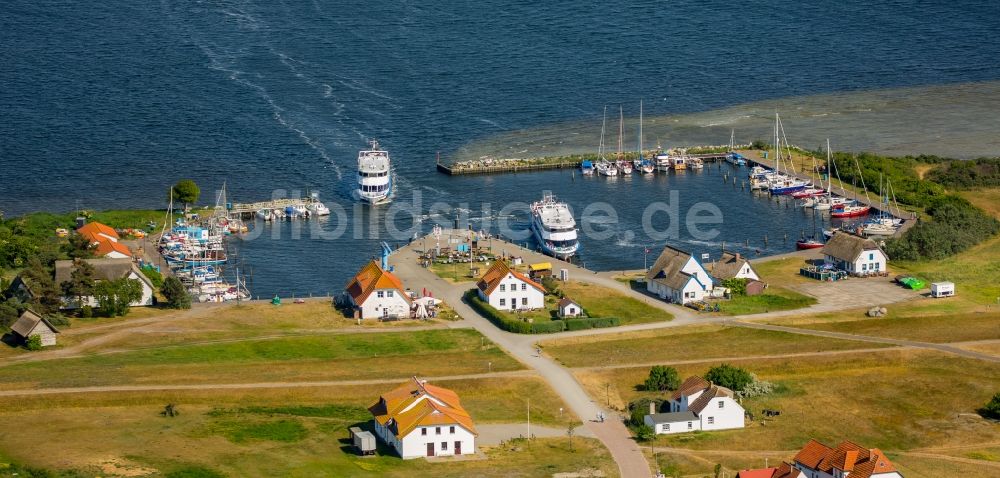 Luftbild Insel Hiddensee - Hafenanlagen an der Meeres- Küste der Ostsee im Ortsteil Neuendorf in Insel Hiddensee im Bundesland Mecklenburg-Vorpommern