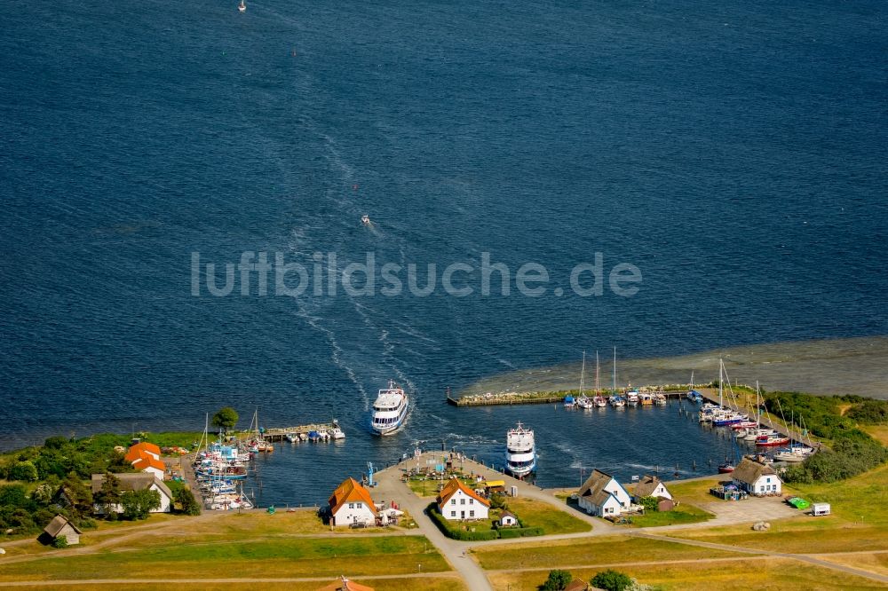 Luftaufnahme Insel Hiddensee - Hafenanlagen an der Meeres- Küste der Ostsee im Ortsteil Neuendorf in Insel Hiddensee im Bundesland Mecklenburg-Vorpommern