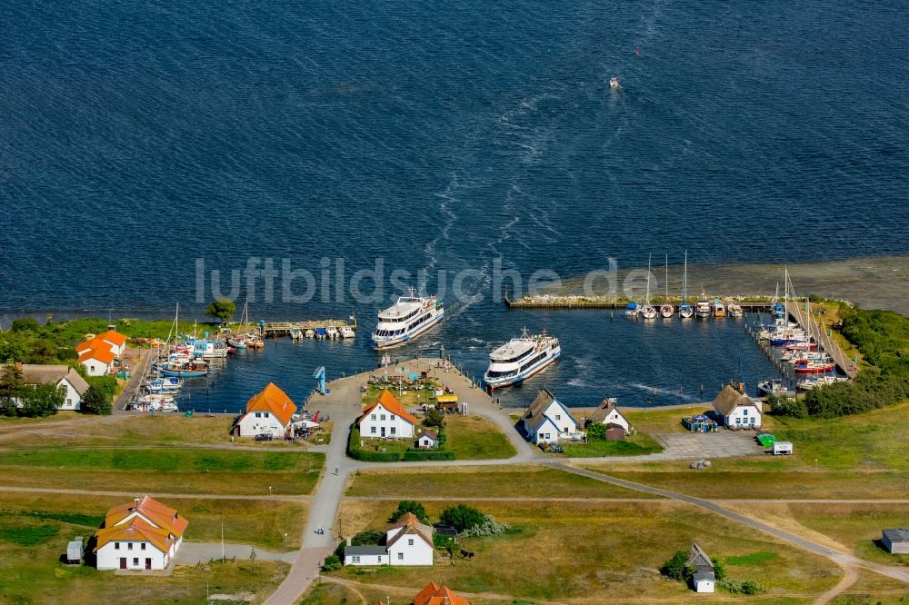 Insel Hiddensee von oben - Hafenanlagen an der Meeres- Küste der Ostsee im Ortsteil Neuendorf in Insel Hiddensee im Bundesland Mecklenburg-Vorpommern