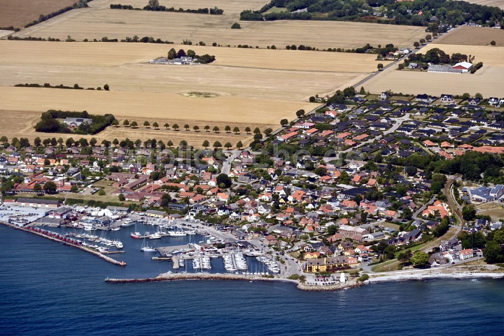 Luftaufnahme Rödvig Stevns - Hafenanlagen an der Meeres- Küste der Ostsee in Rödvig Stevns in Region Själland, Dänemark