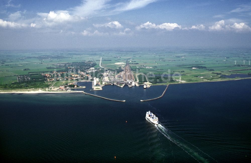 Roedby aus der Vogelperspektive: Hafenanlagen an der Meeres- Küste der Ostsee in Roedbyhavn in Dänemark